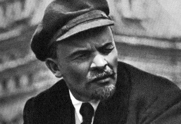 «Ленин в парике, очках и длинном пальто отправился вершить революцию...»