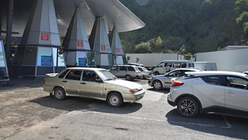 Очередь автомобилей на границе с Грузией. Туристов из России предупредили о гигантской пробке в Верхнем Ларсе