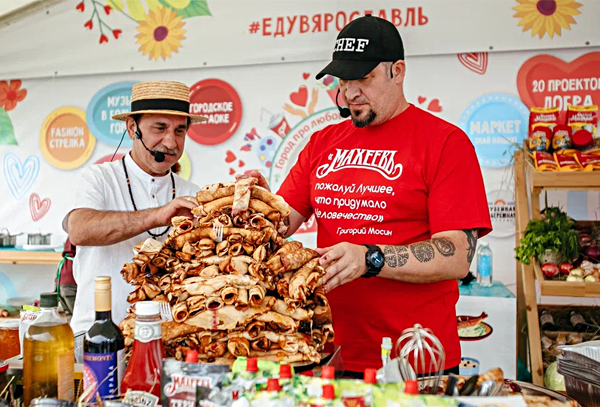 Известный шеф-повар испек огромный блинник в Ярославле и установил гастрономический рекорд