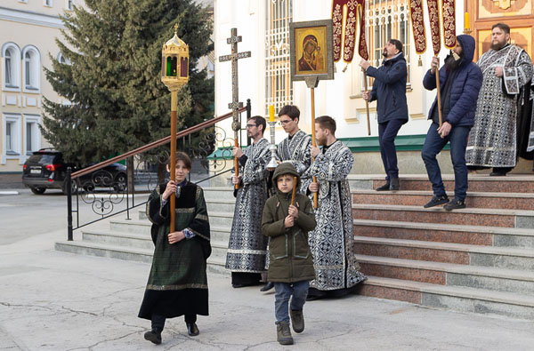 Вечерние Пасхальные богослужения начались в Новосибирске