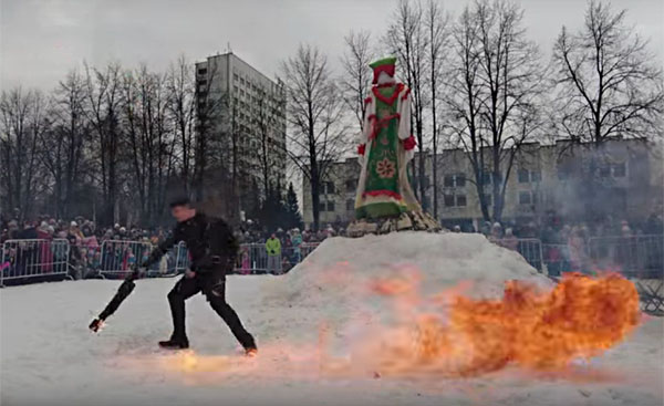 Под Новосибирском чучело Масленицы подожгли из огнемета