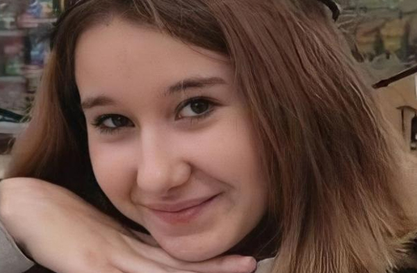 14-летнюю девочку-подростка с разноцветными волосами разыскивают в Новосибирске