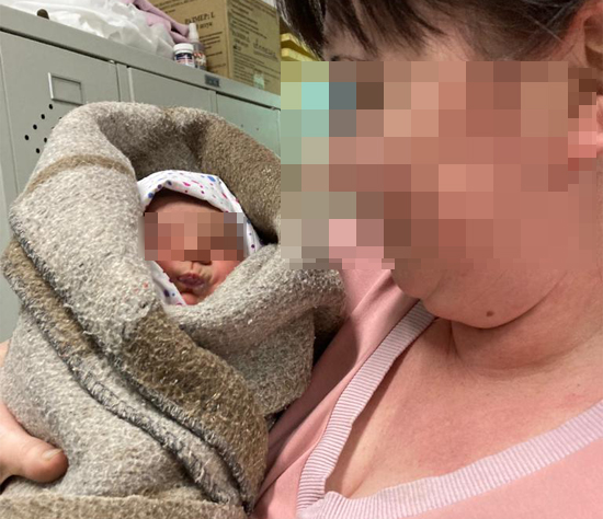 Новорожденную девочку нашли в коробке из-под яиц под Новосибирском. Подробности произошедшего рассказали очевидцы события