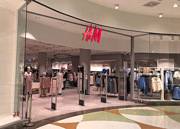 В ТРЦ "Аура" в Новосибирске временно открылся второй магазин H&M