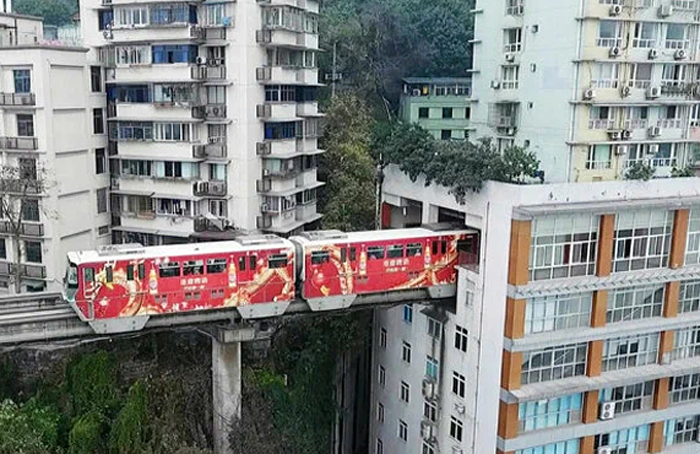 Железнодорожный компромисс - в Китае поезд проезжает через жилой дом