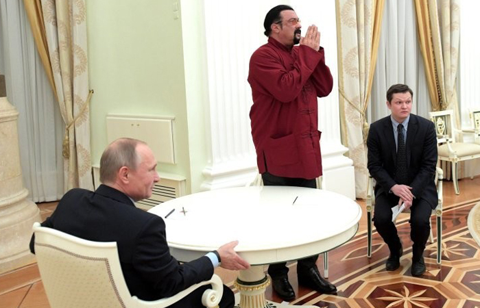 Владимир Путин наградил Стивена Сигала орденом Дружбы за развитие культурного сотрудничества