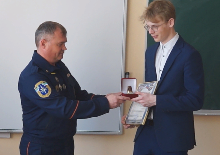Десятиклассника из Новосибирска наградили за спасение людей во время взрыва на Линейной, 39