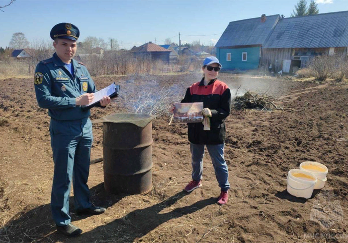 В МЧС назвали штрафы для дачников за разведение огня на садовых участках