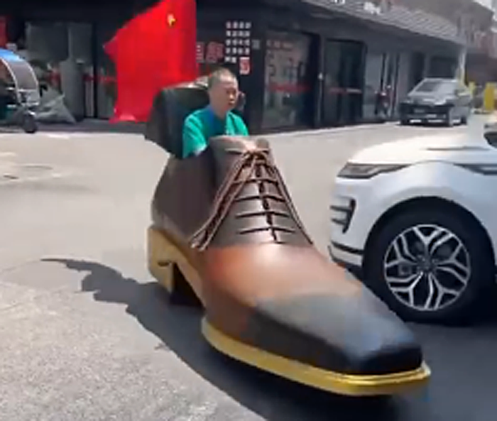 Продавец обуви в Китае ездит на машине в виде ботинка