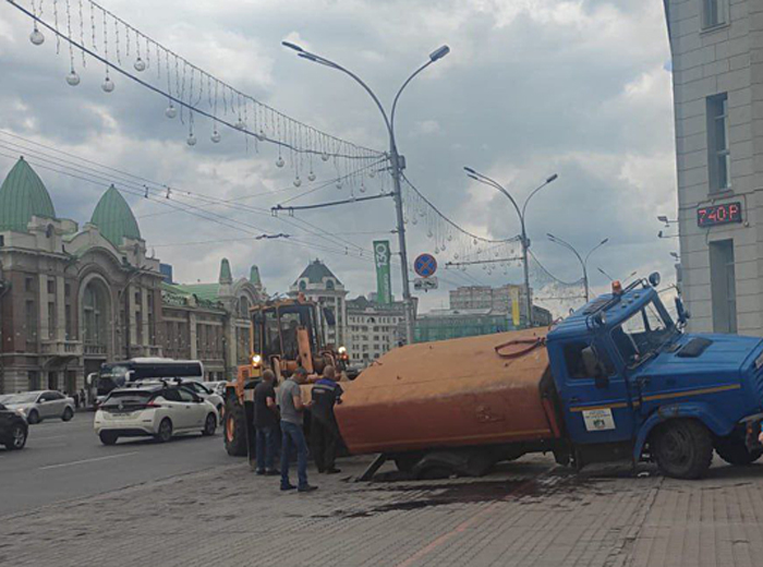 Перед мэрией Новосибирска поливальная машина провалилась в колодец