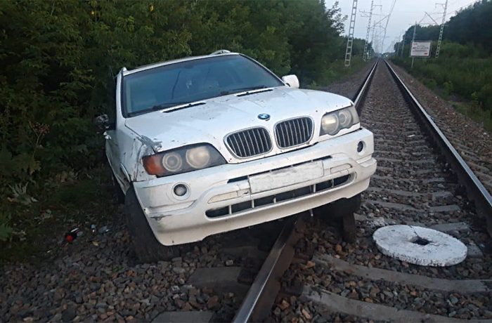 Владельца брошенного на ж/д путях BMW X5 разыскивают в Новосибирске
