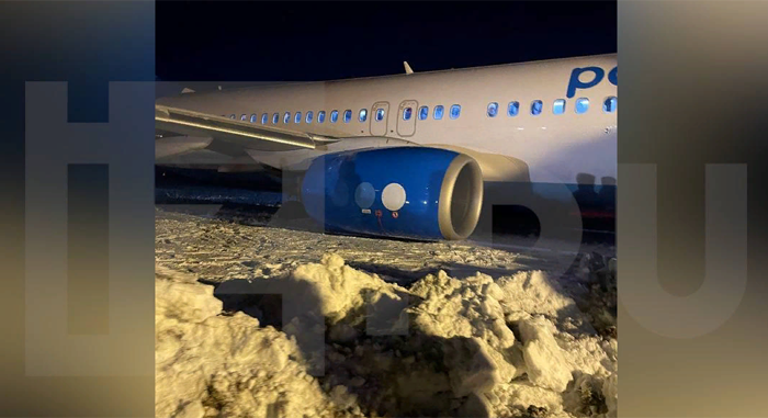 Самолет авиакомпании "Победа" застрял в сугробе на взлетной полосе в Перми