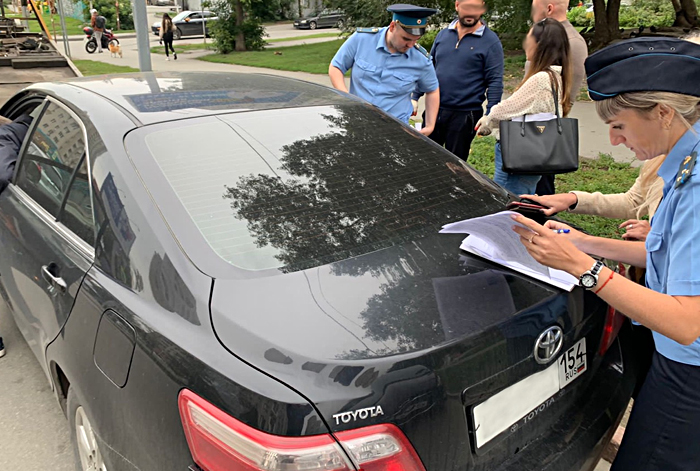 Новосибирец приехал в суд на Toyota Camry и неожиданно остался без машины