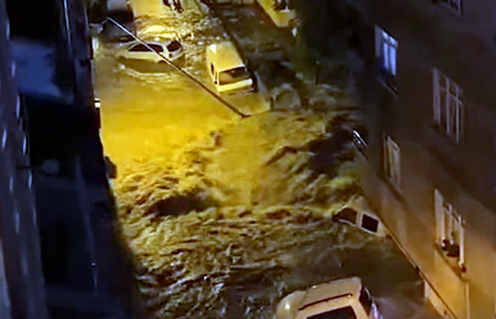 СМИ — Стамбул затопил сильный ливень, есть погибшие