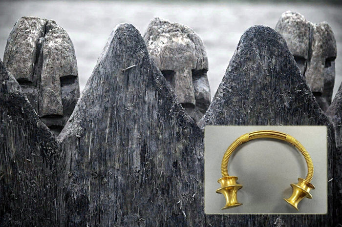 Сантехник в Испании во время работы нашел два золотых ожерелья возрастом 2500 лет