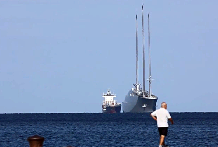 Арестованная яхта владельца СГК Андрея Мельниченко стала достопримечательностью в Италии