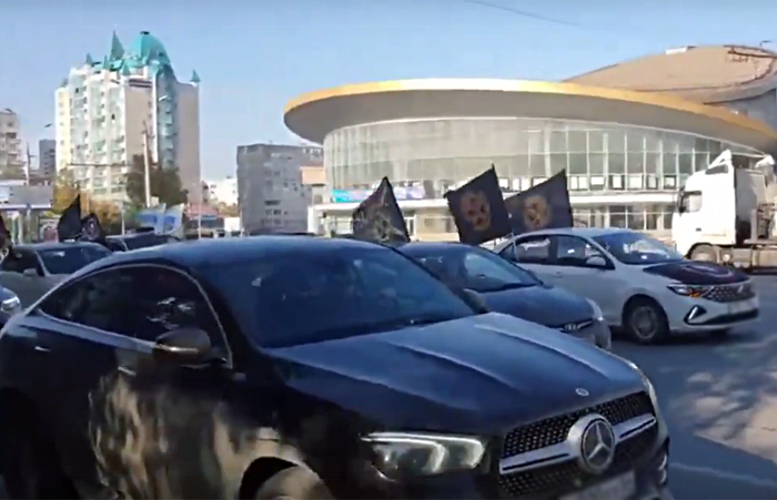 Машины с флагами ЧВК «Вагнер» проехали по центру Новосибирска – автопробег посвятили Евгению Пригожину