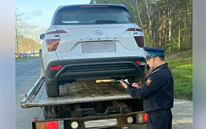 В Новосибирске у медработника арестовали Hyundai Creta прямо на дороге