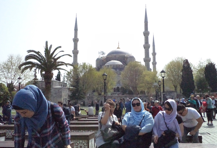 Женщинам ниже 160 сантиметров запретили выходить на улицу в Турции