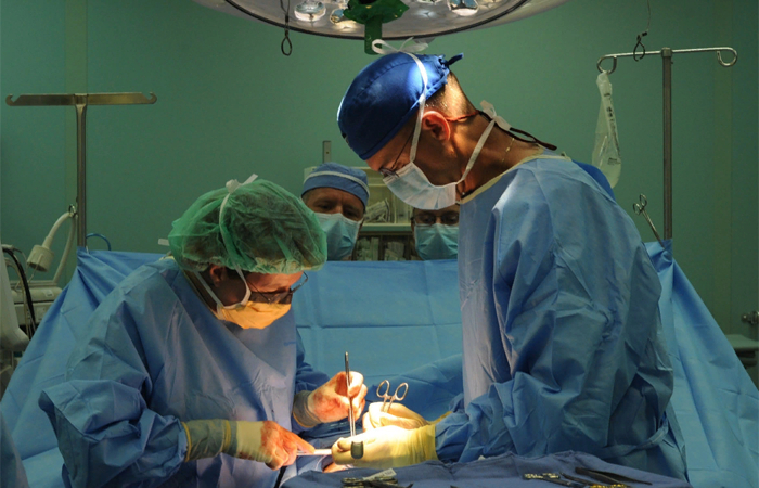 Первые в мире — российские хирурги выпрямили подростку «скрученный» на 110 градусов позвоночник