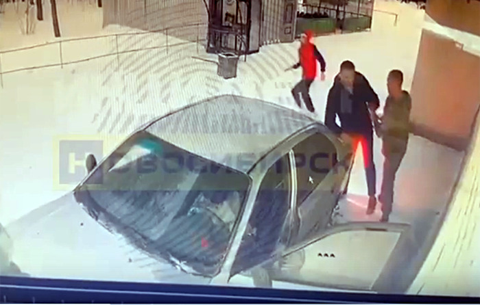 Неизвестные в Новосибирске избили таксиста и угнали его автомобиль