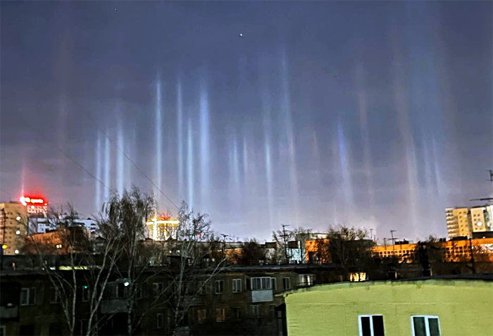 Световые столбы – необычное природное явление заметили в небе новосибирцы
