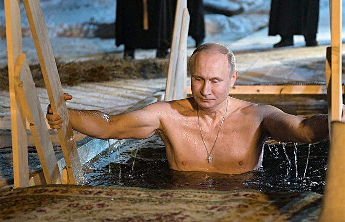 Фото Владимира Путина в проруби на Крещение опубликовали в Сети