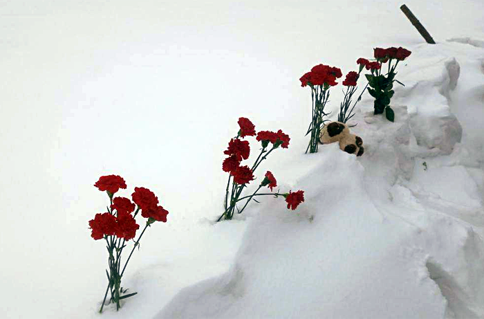 Новосибирцы почтили память погибших жителей дома на Линейной, 39 – несут цветы и игрушки