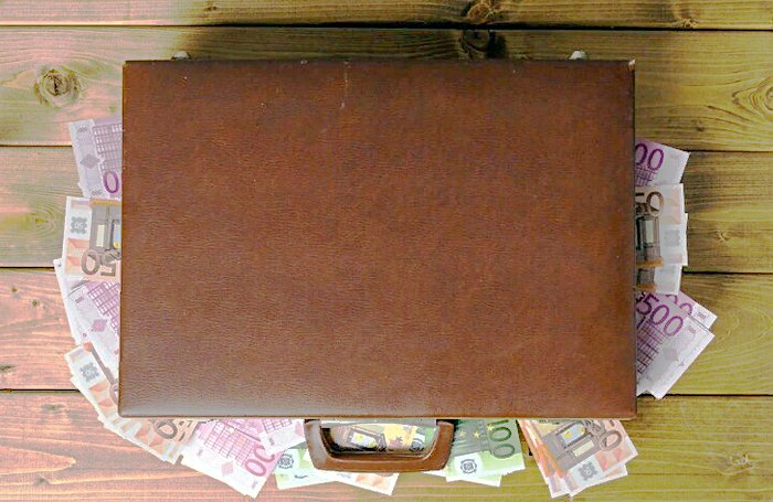 Житель Британии нашел 9 тысяч фунтов стерлингов в купленном на аукционе чемодане