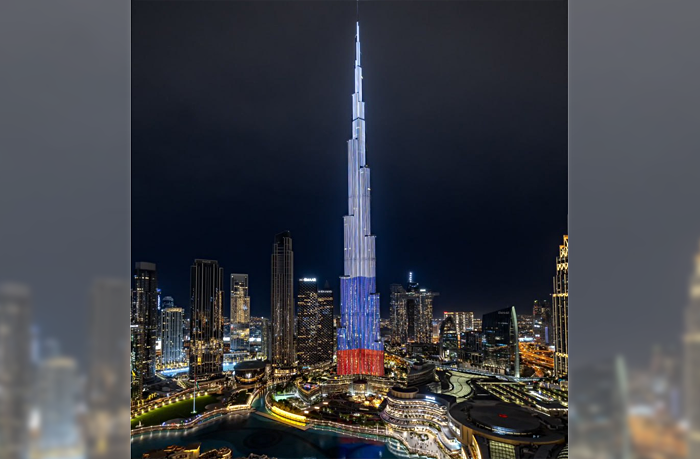 Небоскреб Бурдж-Халифа в Дубае окрасился в цвета флага России