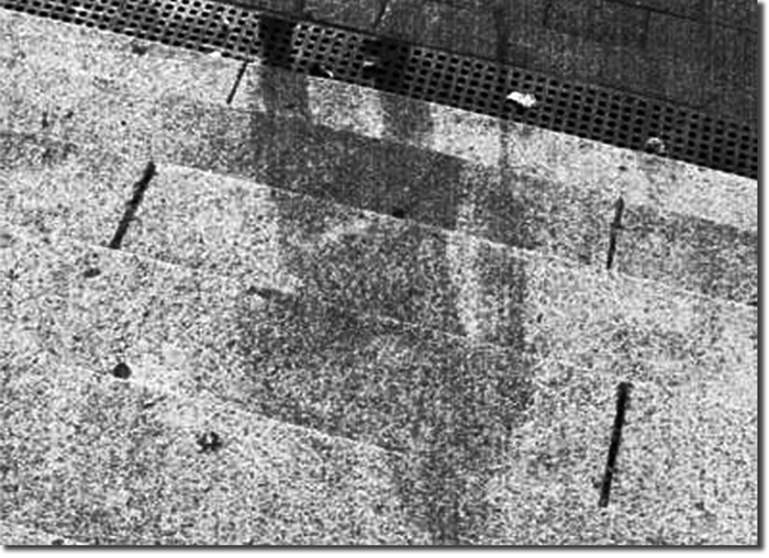 Человеческая тень на ступенях банка в Хиросиме
