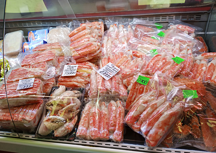 Крабовое мясо на рынке Успех в Южно-Сахалинске