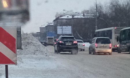«Ни пройти ни проехать». Новосибирцы жалуются на снежные завалы на дорогах